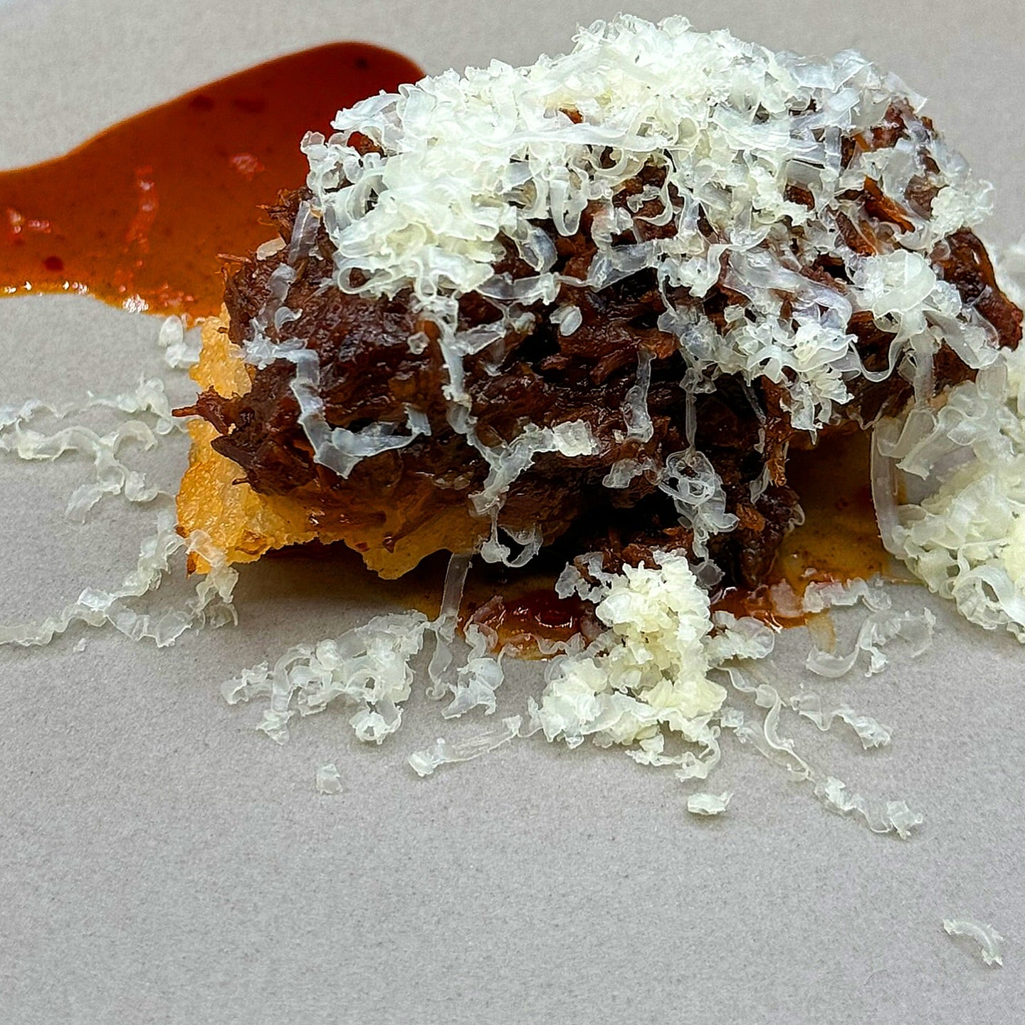 Carles Soriano participa también desde su Casa Víctor de la Ciudad Condal con El 'Montadito de Arroz Crujiente con Meloso de Carrilleras, Kimchi y Queso Comte' 