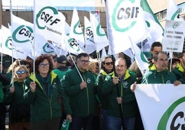 Manifestación de funcionarios, convocada por CSIF, ante la Delegación del Gobierno en Valladolid.