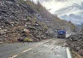 La maquinaria ya puede cruzar la zona del argayo en la AP-66.