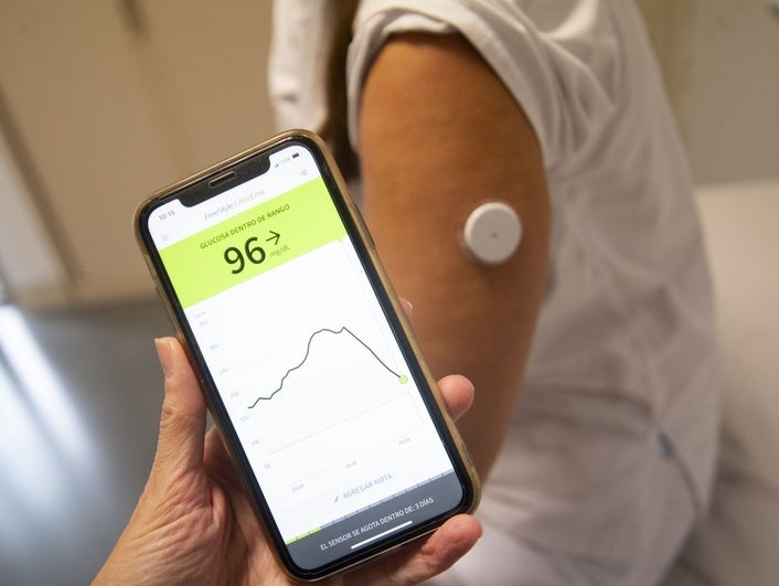 Lectura de una medición de glucosa de un parche a través del teléfono móvil