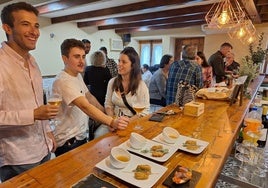 Varias personas degustan algunas de las propuestas culinarias.