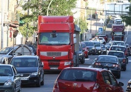 Vehículos a su paso por la travesía de San Rafael.