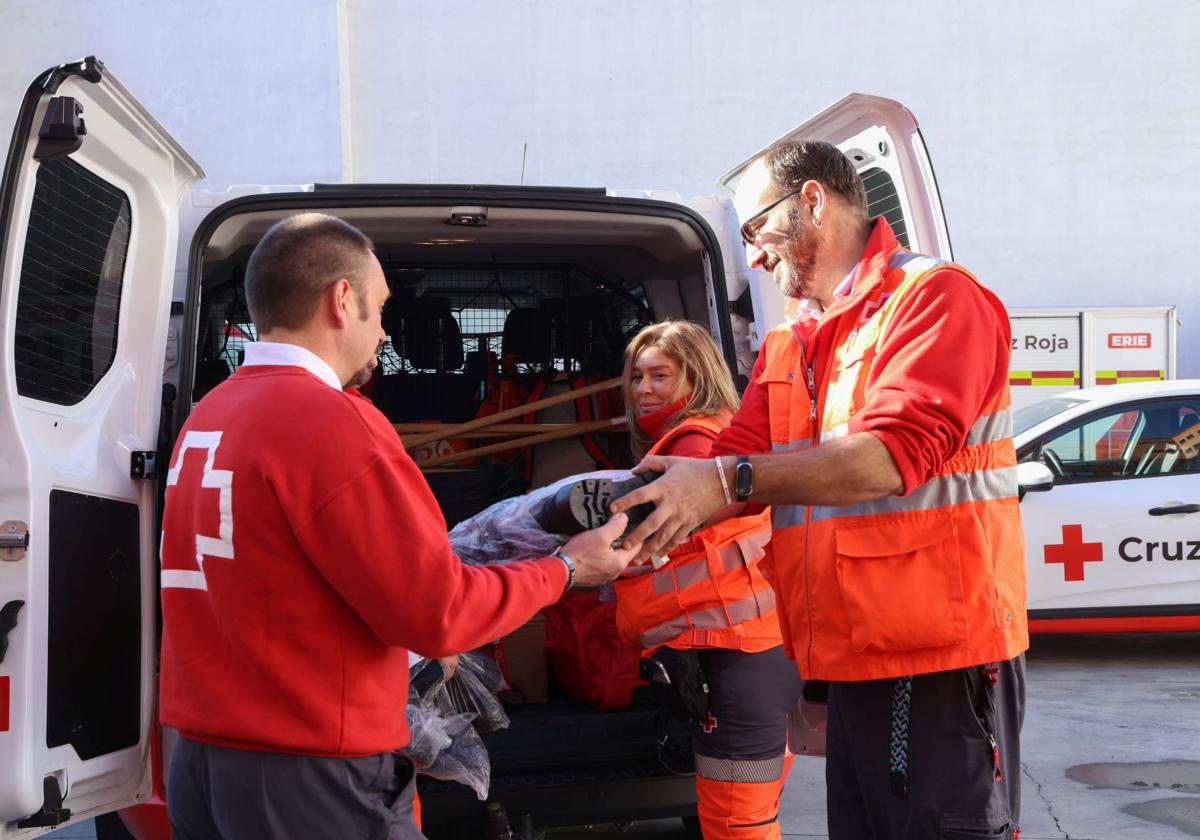 Voluntarios de Cruz Roja Valladolid preparan la furgoneta con la que se desplazan a Valencia.