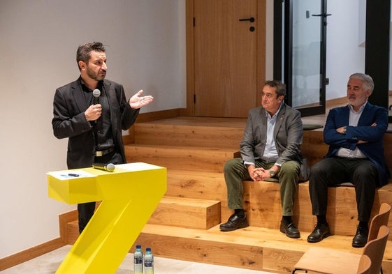 Alberto García, de Gestamp, se dirige a los participantes en la jornada de la Cámara.