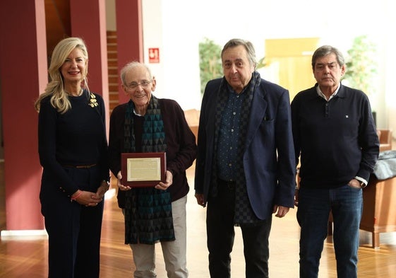 Irene Carvajal, Emilio Gutiérrez Caba, con la placa del Calderón, Salvador Collado y Chema Viteri.