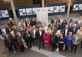 Asistentes a la inauguración de la exposición que acoge la Diputación dedicada al voluntariado de Segovia.