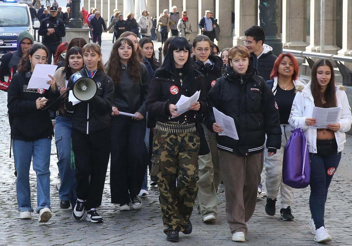 Estudiantes lanzan proclamas durante la manifestación en su transcurso por la avenida del Acueducto.