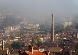 La niebla y el humo de las chimeneas cubren el barrio de San Lorenzo.