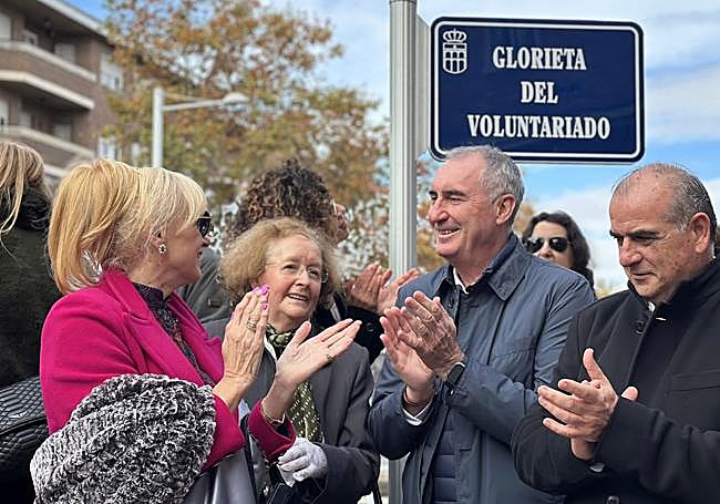 Nélida Cano, Rosario Martín, José Mazarías y Luciano Poyato, aplauden en el homenaje a la Plataforma del Voluntariado.
