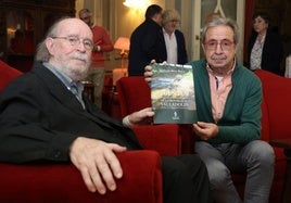 Joaquín Díaz y Jesús Anta posan con el libro 'Fuentes, pozos y lavaderos de la provincia de Valladolid'