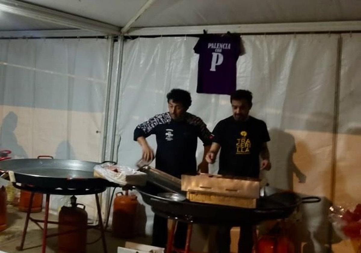 Roberto Espeso y Luis Metodio Sánchez, entre fogones en una carpa en Algemesí.