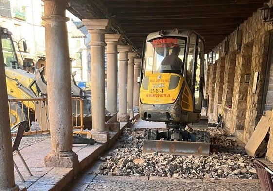 Obras que se llevan a cabo en los soportales de la Plaza Mayor de Riaza.