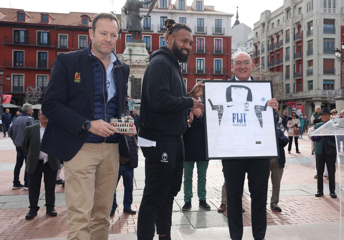 Juan Carlos Martín 'Hansen', Waisea Nayacalevu, capitán fiyiano, y el alcalde de Valladolid, Jesús Julio Carnero, en la Plaza Mayor