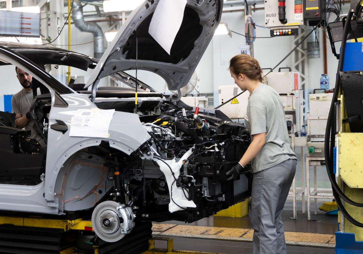 Imagen de archivo de una trabajadora de Renault en la factoría de Valladolid.