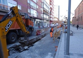 Los obreros trabajan en la renovación de la tubería en el lateral de la calle Transición junto a la acera adoquinada el año pasado.