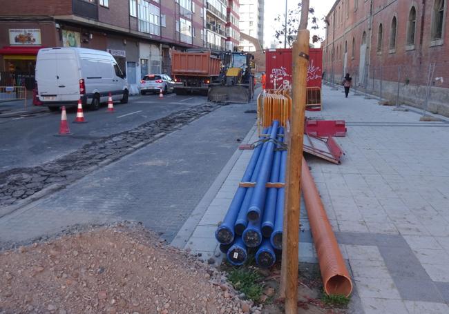 Los coches circulan por el carril habilitado sobre las plazas de aparcamiento del lado de las viviendas de la calle Transición.