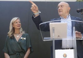 Jesús Julio Carnero, junto a Irene Carvajal durante un acto en la Casa Zorrilla.