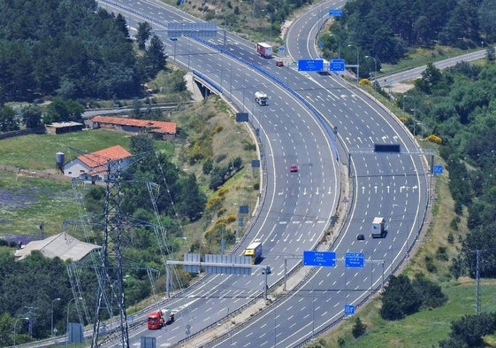 autopista AP-6 a su paso por el municipio segoviano de El Espinar.