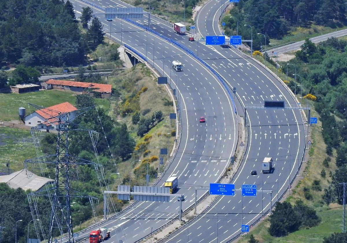 autopista AP-6 a su paso por el municipio segoviano de El Espinar.