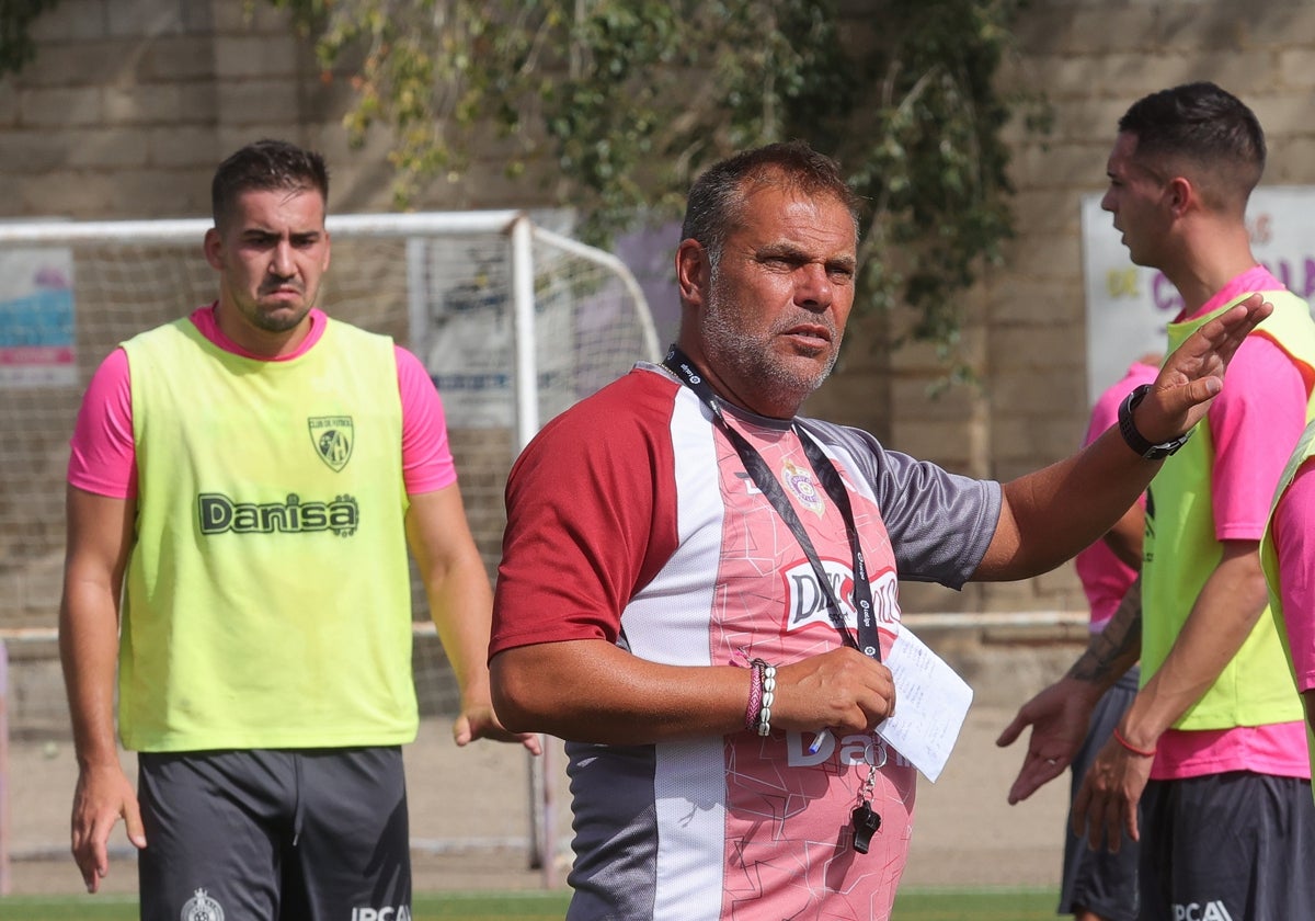 Chuchi Macón dirige un entrenamiento del Palencia Cristo esta temporada.