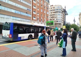 Viajeros de Auvasa, en la parada de la plaza de España.