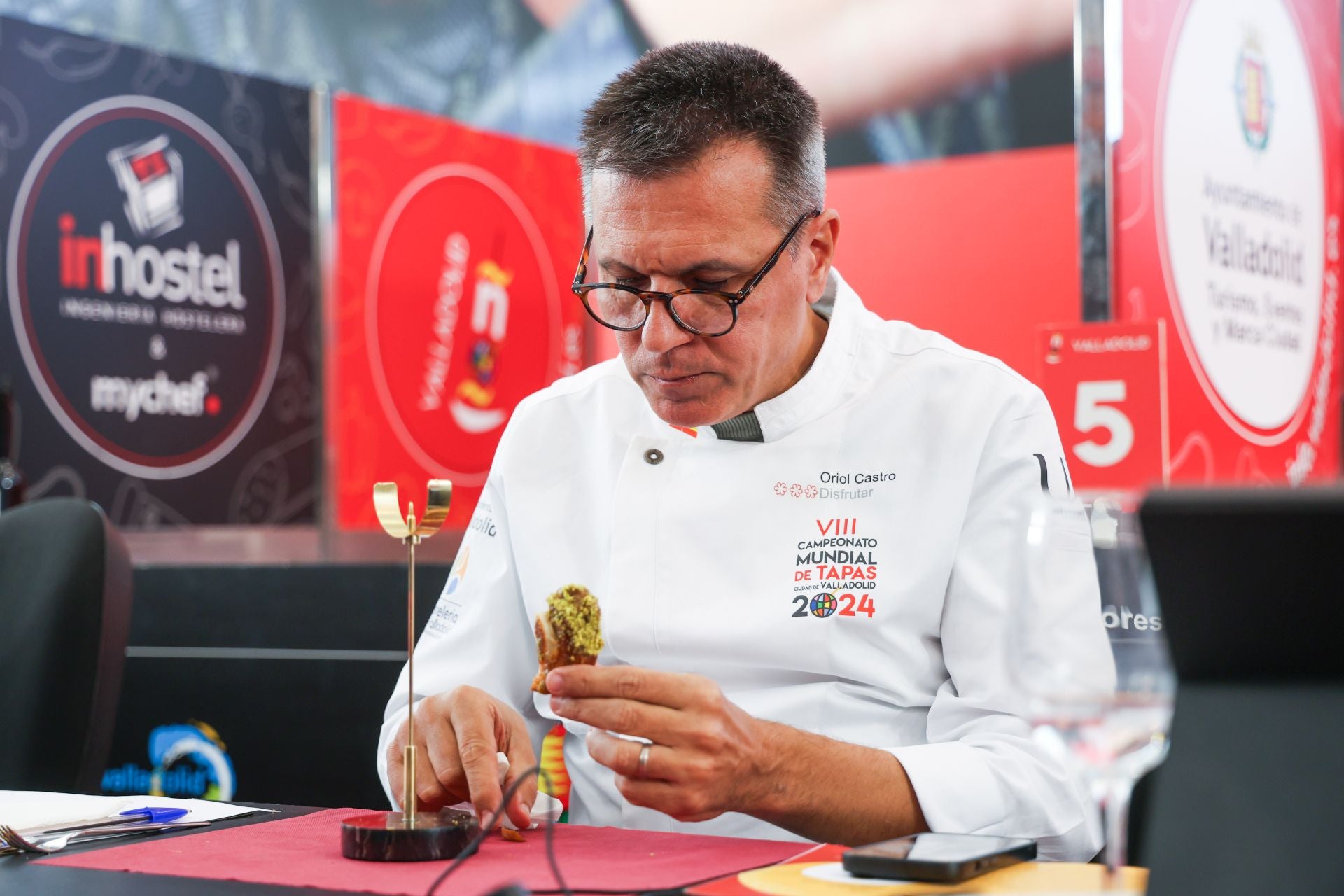 El chef Oriol Castro, del restaurante Disfrutar con tres estrellas Michelin y nombrado mejor restaurante del mundo, presidente del concurso Mundial de tapas y pinchos de Valladolid en 2024. 