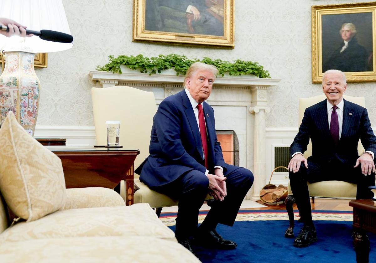 Trump y Biden, durante su reunión ayer en la Oficina Oval de la Casa Blanca.