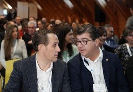 El presidente de la Diputación de Valladolid, Conrado Íscar (izquierda), junto al presidente de Cruz Roja Valladolid, Juan José Zancada, este miércoles.