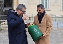 Antonio Casas y José Carlos Agustina, con un pequeño iglú para la recogida de vidrio.