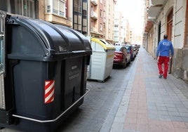 Nuevos contenedores para restos y envases colocados en la calle Lope de Vega.