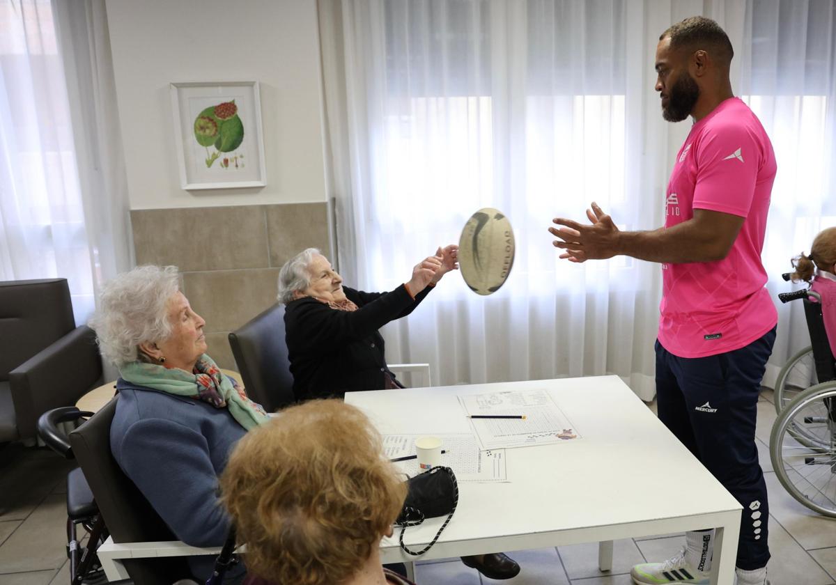 Miembros del VRAC y de la asociación Pajarillos Educa, este miércoles con los mayores de un centro de Valladolid.