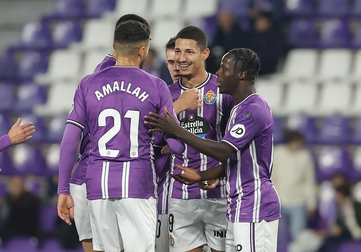 Un sonriente Marcos André celebra uno de los dos goles que marcó con el Real Valladolid ante el AVS Futebol en el L Trofeo Ciudad de Valladolid.