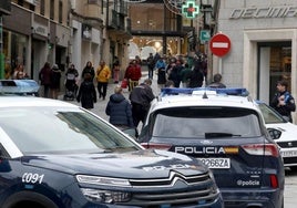 Vehículos de Policía Nacional frente a un comercio afectado por un hurto en la Calle Real.