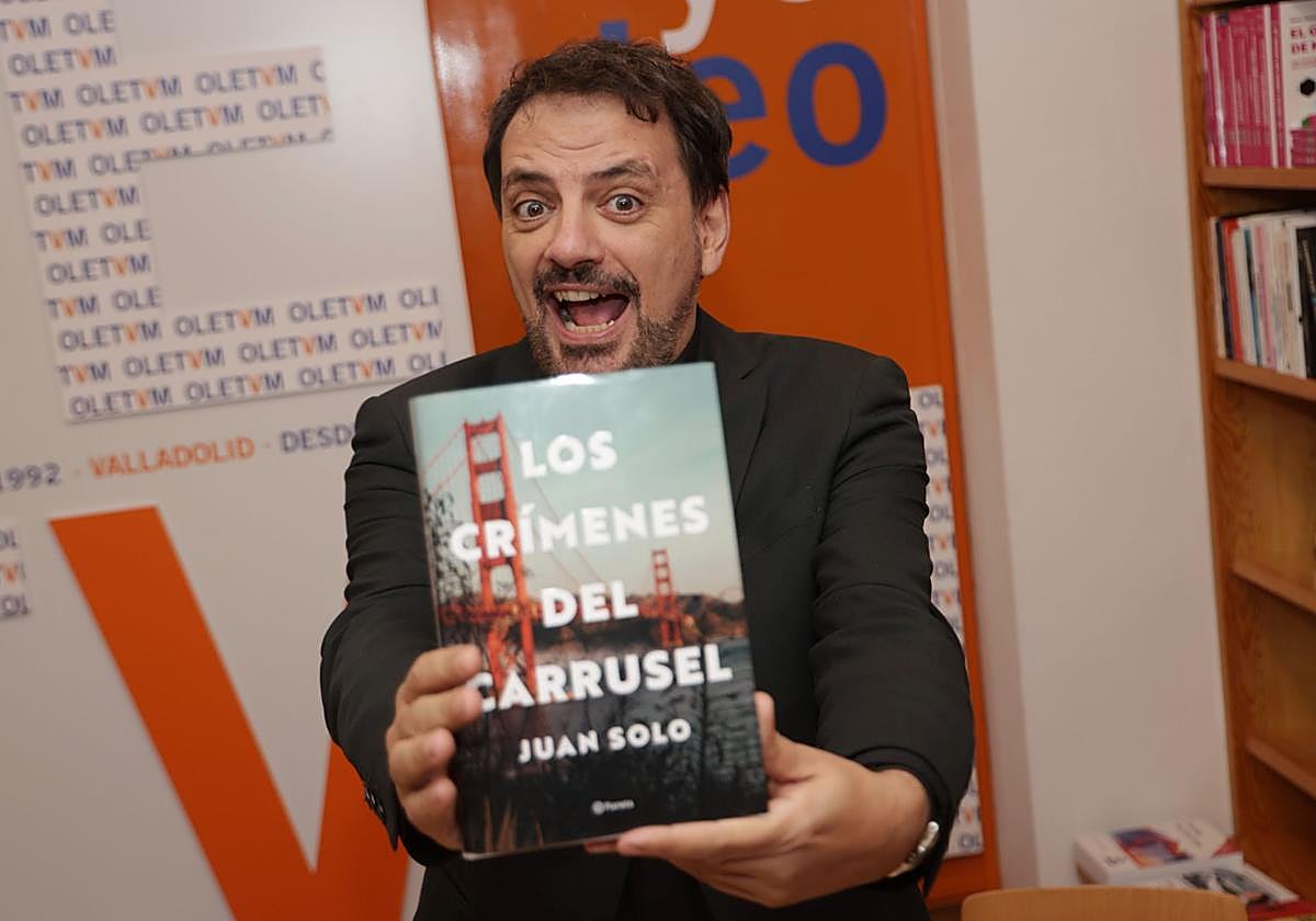 Juan Solo, con su novela 'Los crímenes del carrusel', durante la presentación del libro en Valladolid.