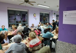 Partidas de cartas y cafés, en la tarde de este jueves en la cafetería del centro La Puebla.