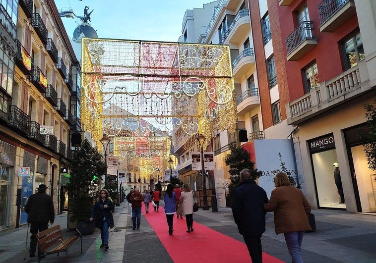 Prueba de las luces navideñas instaladas en la calle Santiago en la tarde de este jueves.