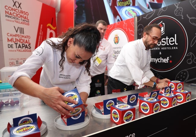 Javier González y Nerea Gutiérrez, de Los Zagales, preparan su pincho 'Kojaz' durante la XX edición del Concurso Nacional.