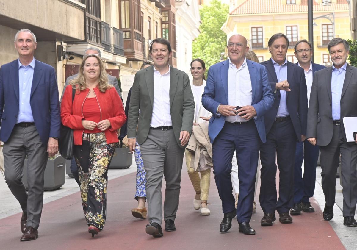 Mañueco, escoltado por Cristina Ayala y J. J. Carnero, tras las Municipales de 2023. A la derecha, Francisco Vázquez.