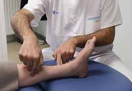 Imagen de archivo de un fisioterapeuta tratando a una paciente en la Unidad del Dolor de Atención Primaria de Palencia.