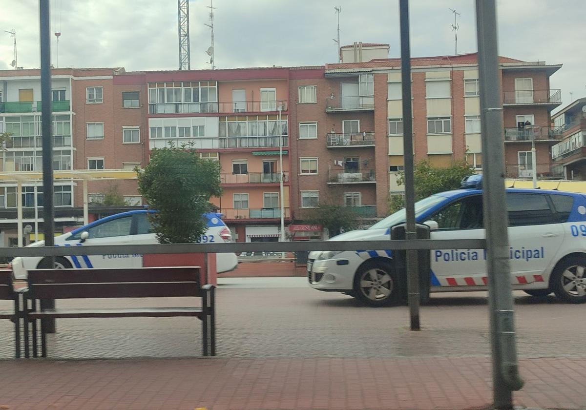 Vehículos policiales en la plaza de Lola Herrera, este jueves, donde se produjo la detención.