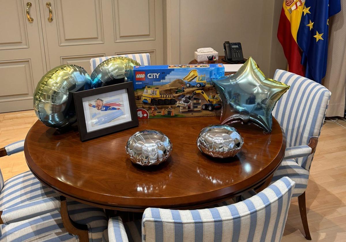 Imagen compartida por el ministro Óscar Puente con los regalos que ha recibido en el Ministerio por su cumpleaños.
