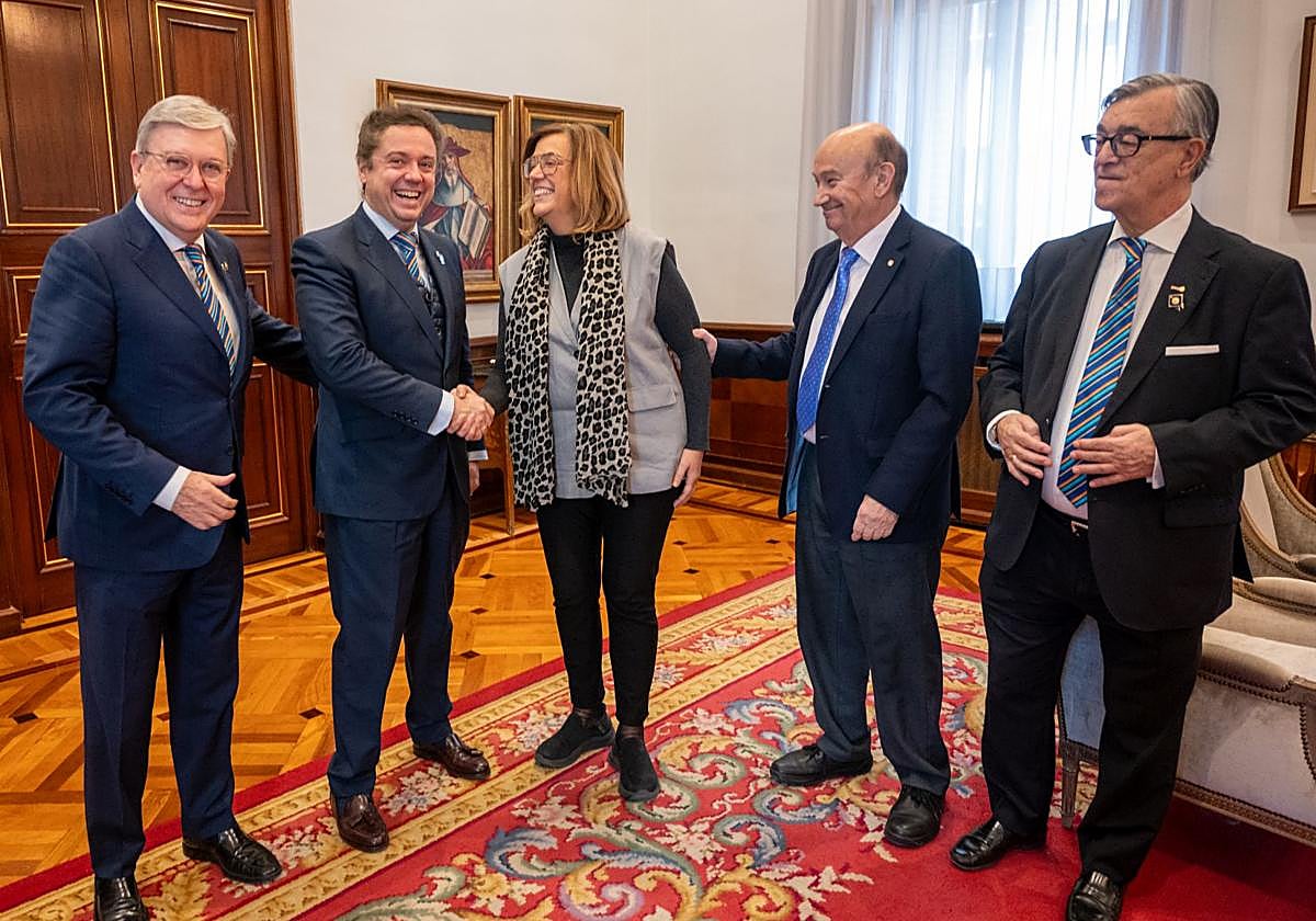 Gómez-Ojero, segundo por la izquierda, saluda a la presidenta de la Diputación, junto a otros rotarios.