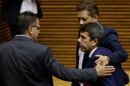 Carlos Mazón, acompañado por dos miembros de su partido tras su comparecencia en el parlamento valenciano.