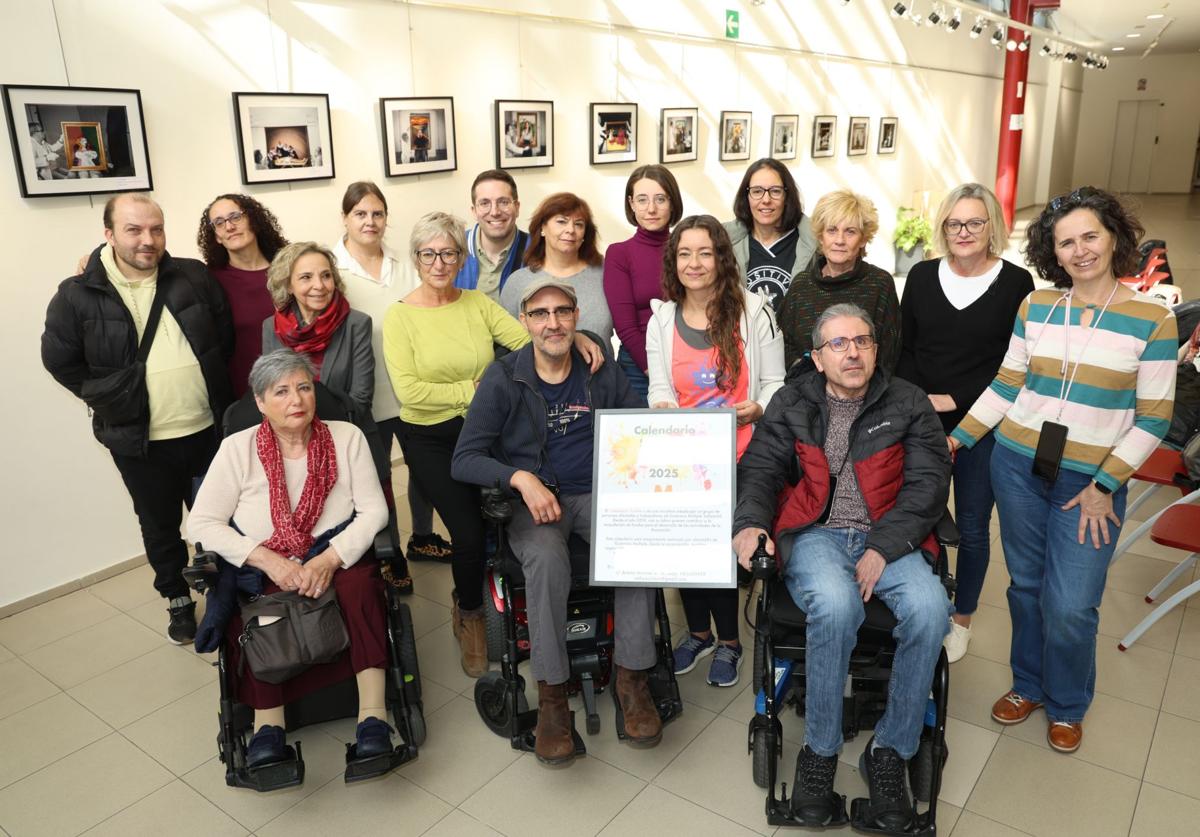 Miembros de la Asociación de Esclerosis Múltiple de Valladolid, durante la presentación del calendario 2025 en el centro cívico Bailarín Vicente Escudero.