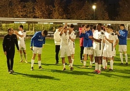 Los jugadores del Laguna celebran el triunfo.