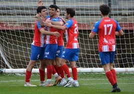 Los jugadores del Tordesillas celebran el único tanto dce la tarde.