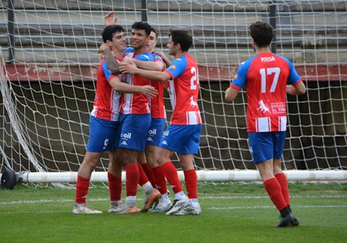 Los jugadores del Tordesillas celebran el único tanto dce la tarde.