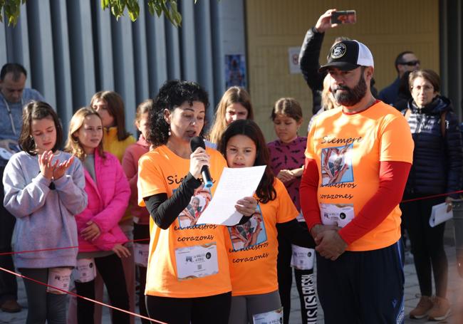 Raquel y Juan Carlos, los padres de Sofía, junto a su hermana Izana, en la lectura de unas palabras de agradecimiento por la marcha.