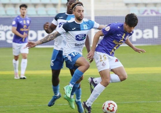 Hugo de Bustos, que cuajó un gran partido, en una acción del Palencia Cristo-Almazán.