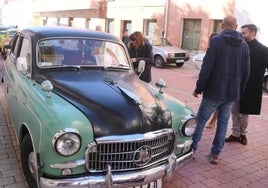 Numeroso público se congregó en torno a la concentración de coches clásicos.